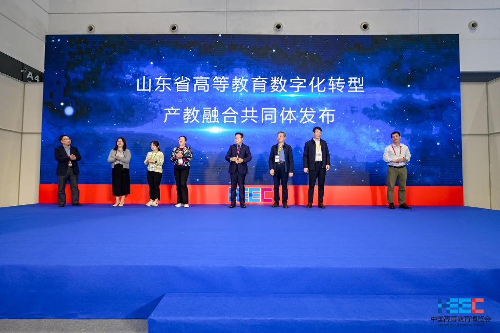 校领导参加第60届中国高等教育博览会论坛活动